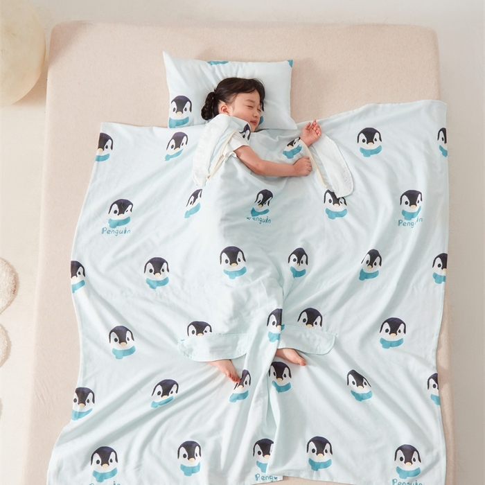 91家纺网 家纺一手货源 找家纺 艾佳宝贝 2025A类全棉纱布护肚防踢睡袋多功能盖毯宝宝夏被 乖萌小企鹅