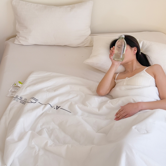 91家纺网 家纺一手货源 找家纺 大彩家居 2025新款A类针织四季被-场景二 米白色