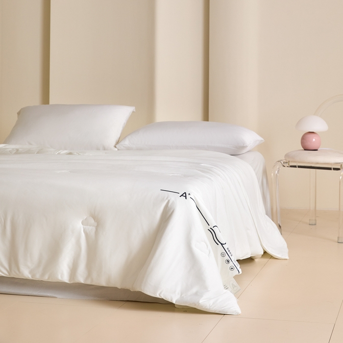 91家纺网 家纺一手货源 找家纺 大彩家居 2025新款A类针织四季被-场景一 米白色