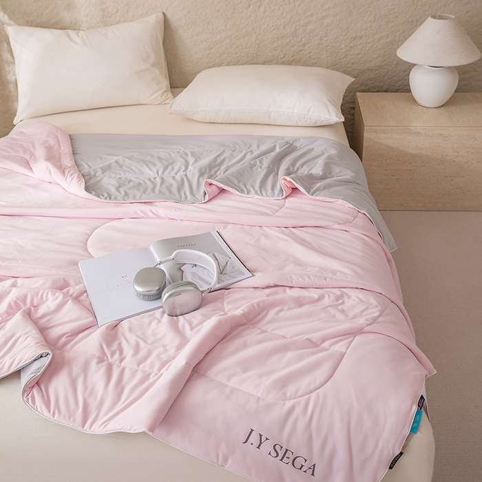 91家纺网 家纺一手货源 找家纺 茧羽世家 2025新款沁柔双镜抗菌系列夏被夏凉被空调被 胭脂粉拼灰