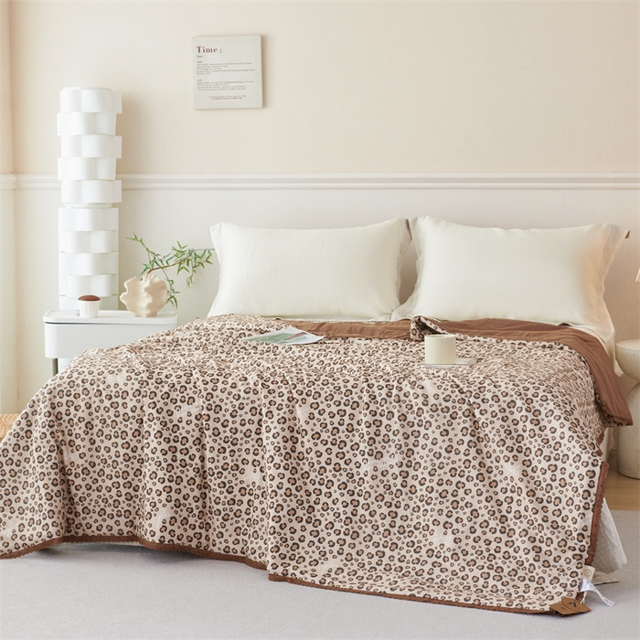 91家纺网 家纺一手货源 找家纺 瑞米家居 2025新款A类全棉双层纱印花夏被 豹蝶纹-咖