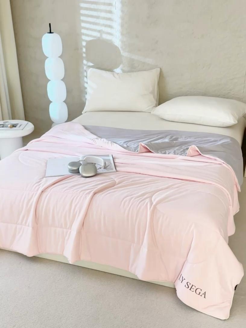 91家纺网 家纺一手货源 找家纺 茧羽世家 2025新款沁柔双镜抗菌系列夏被夏凉被空调被 胭脂粉拼灰