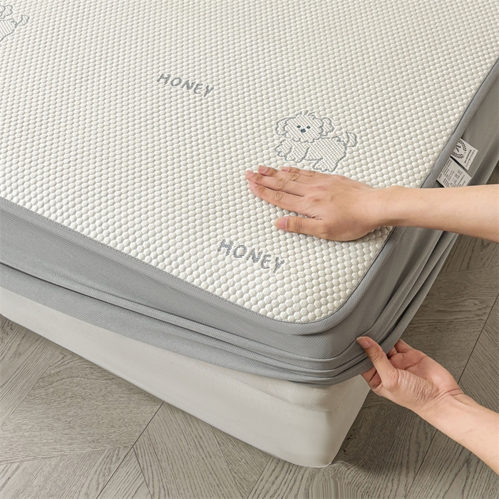 91家纺网 家纺一手货源 找家纺 雯豆家纺 2025新款PE凉感提花冰丝床笠三件套全包中分子床罩床垫保护套 琪琪小狗-床笠款