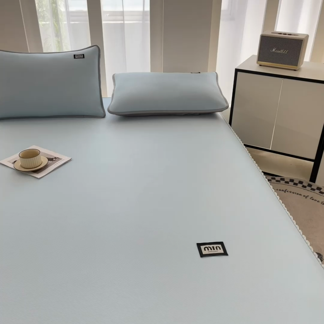 91家纺网 家纺一手货源 找家纺 子曰 2025新款A类高分子PE小清新凉感席系列-床裙款  小清新-天蓝