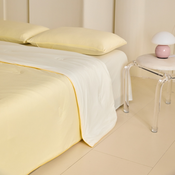 91家纺网 家纺一手货源 找家纺 大彩家居 2025新款A类针织四季被-场景一 奶黄色