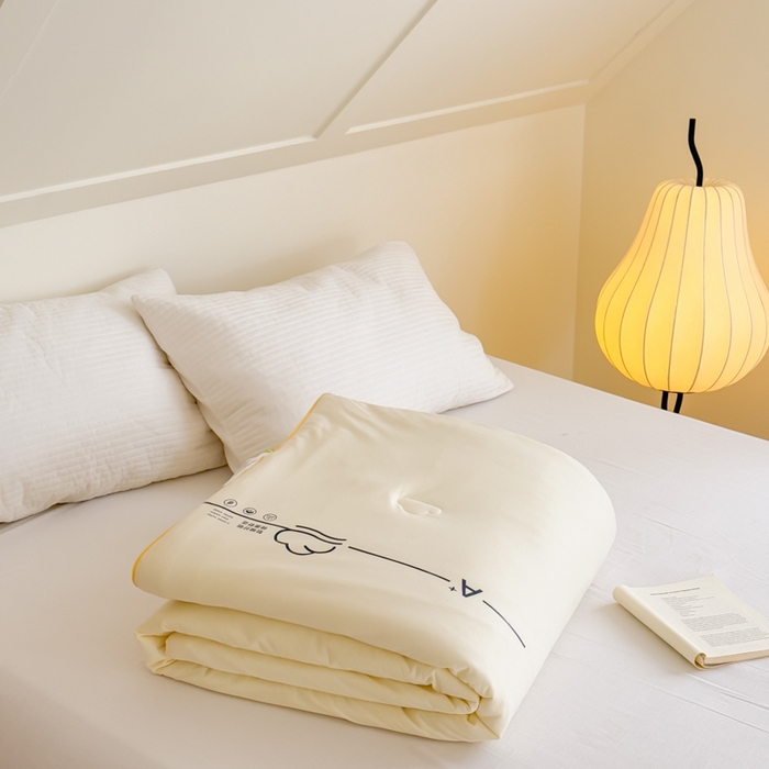 91家纺网 家纺一手货源 找家纺 大彩家居 2025新款A类针织四季被-场景二 奶黄色