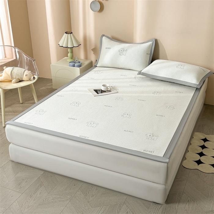 91家纺网 家纺一手货源 找家纺 雯豆家纺 2025新款PE高分子凉感提花凉席三件套绑带款席子平铺席 琪琪小狗-绑带款