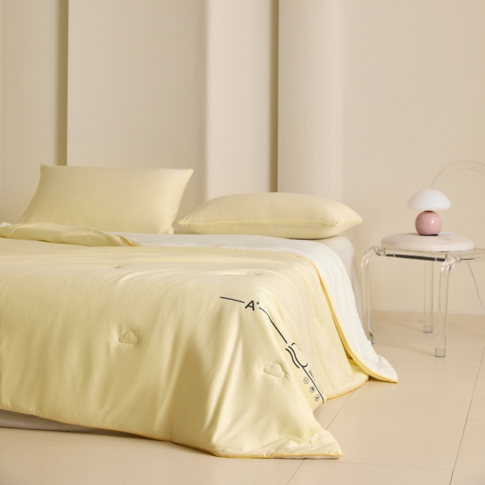 91家纺网 家纺一手货源 找家纺 大彩家居 2025新款A类针织四季被-场景一 奶黄色