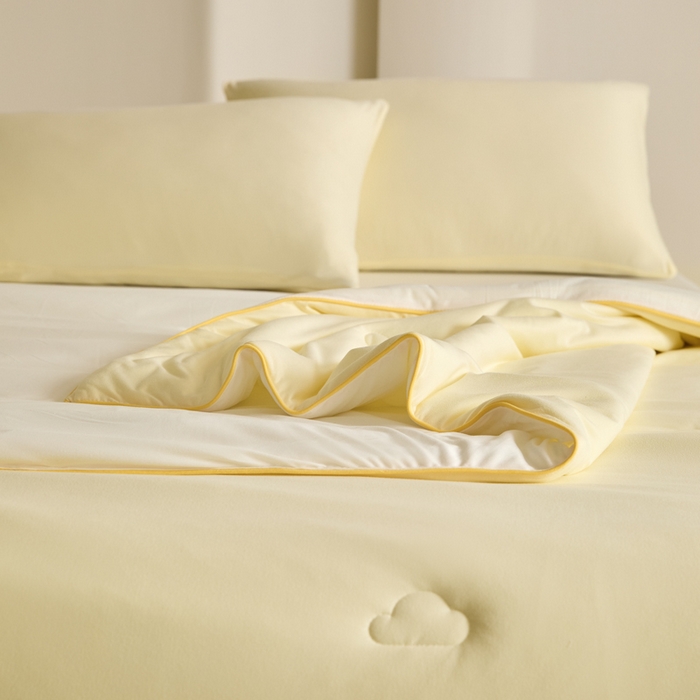 91家纺网 家纺一手货源 找家纺 大彩家居 2025新款A类针织四季被-场景一 奶黄色