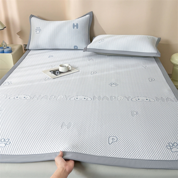 91家纺网 家纺一手货源 找家纺 雯豆家纺 2025新款PE高分子凉感提花凉席三件套绑带款席子平铺席 大耳朵朵-绑带款