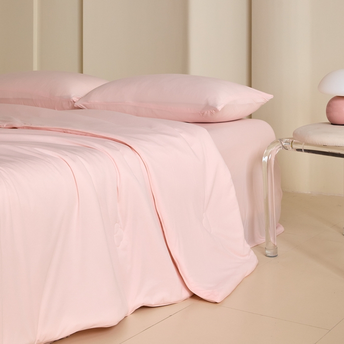 91家纺网 家纺一手货源 找家纺 大彩家居 2025新款A类针织四季被-场景一 樱花粉