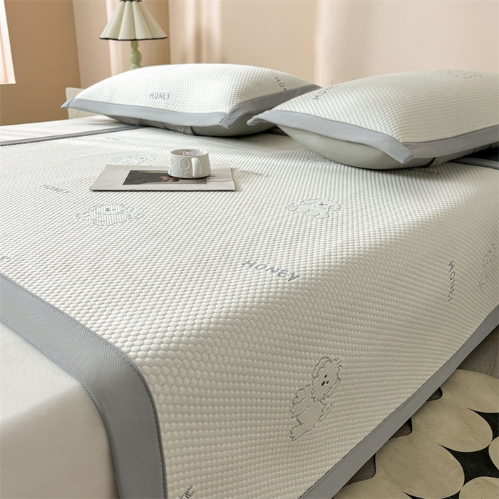 91家纺网 家纺一手货源 找家纺 雯豆家纺 2025新款PE高分子凉感提花凉席三件套绑带款席子平铺席 琪琪小狗-绑带款