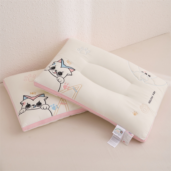 91家纺网 家纺一手货源 找家纺 （总）幸运草 2025新款小馋猫枕头超柔分区护颈枕 四季通用学生宿舍专用枕芯48*74cm