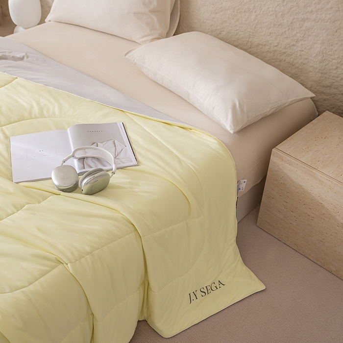 91家纺网 家纺一手货源 找家纺 茧羽世家 2025新款沁柔双镜抗菌系列夏被夏凉被空调被 柠檬黄拼灰