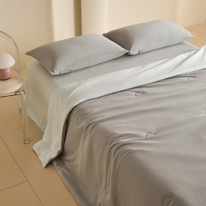 91家纺网 家纺一手货源 找家纺 大彩家居 2025新款A类针织四季被-场景一 香草灰