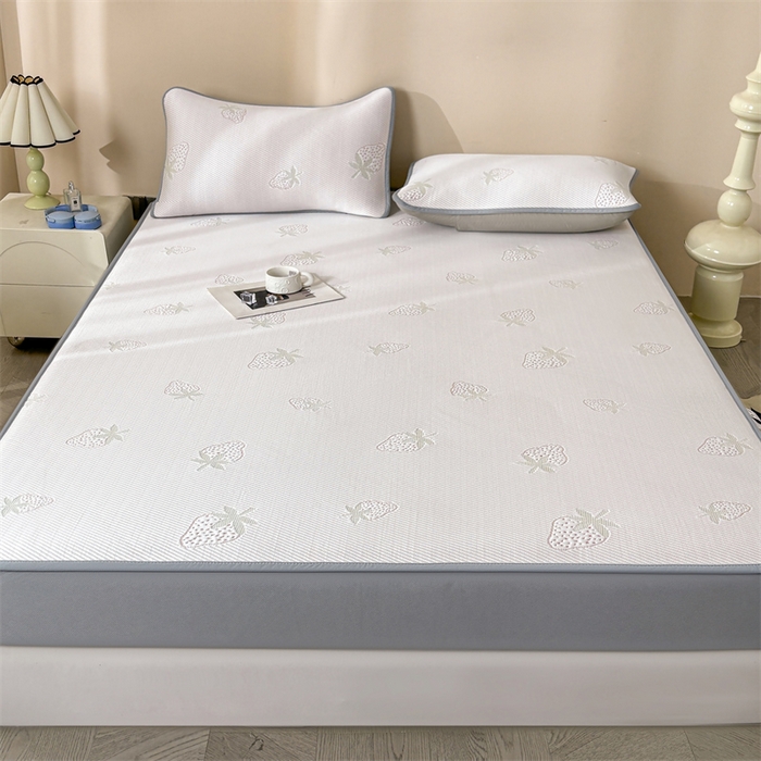 91家纺网 家纺一手货源 找家纺 雯豆家纺 2025新款PE凉感提花冰丝床笠三件套全包中分子床罩床垫保护套 草莓甜心-床笠款