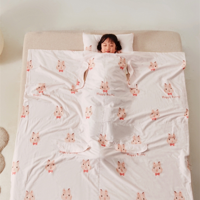 91家纺网 家纺一手货源 找家纺 艾佳宝贝 2025A类全棉纱布护肚防踢睡袋多功能盖毯宝宝夏被 乖萌甜兔