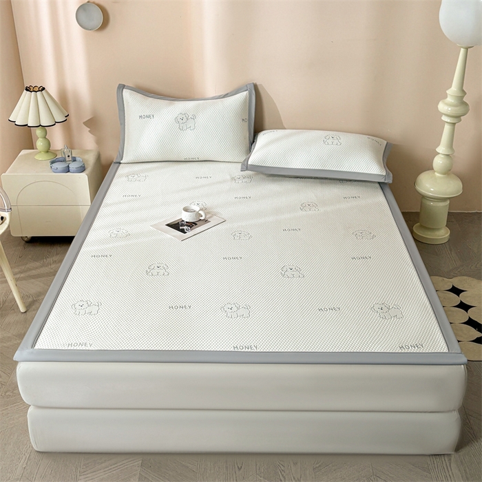 91家纺网 家纺一手货源 找家纺 雯豆家纺 2025新款PE高分子凉感提花凉席三件套绑带款席子平铺席 琪琪小狗-绑带款