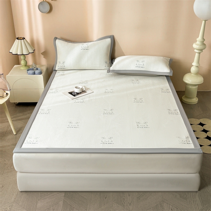 91家纺网 家纺一手货源 找家纺 雯豆家纺 2025新款PE高分子凉感提花凉席三件套绑带款席子平铺席 吉祥兔-绑带款