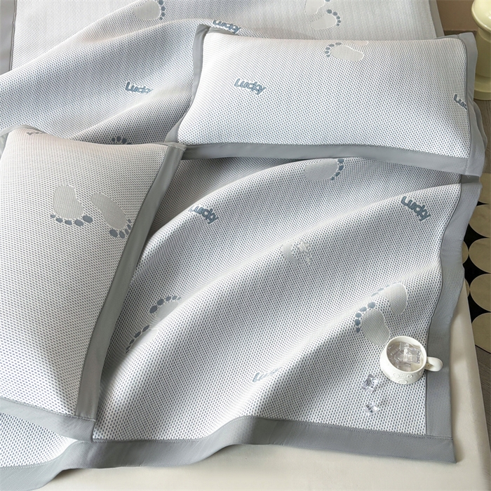 91家纺网 家纺一手货源 找家纺 雯豆家纺 2025新款PE高分子凉感提花凉席三件套绑带款席子平铺席 小脚印-绑带款