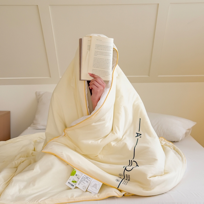 91家纺网 家纺一手货源 找家纺 大彩家居 2025新款A类针织四季被-场景二 奶黄色