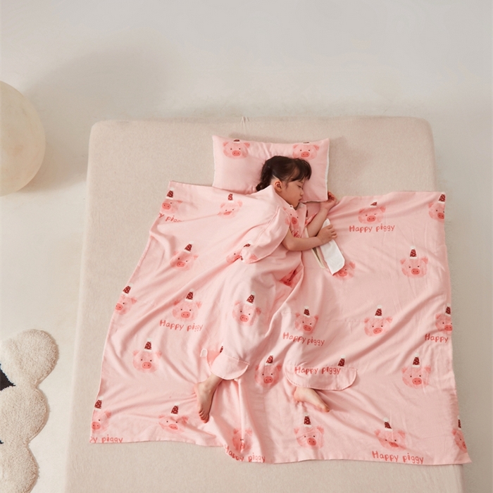 91家纺网 家纺一手货源 找家纺 艾佳宝贝 2025A类全棉纱布护肚防踢睡袋多功能盖毯宝宝夏被 乖巧萌猪