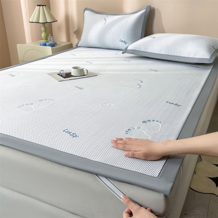 91家纺网 家纺一手货源 找家纺 雯豆家纺 2025新款PE高分子凉感提花凉席三件套绑带款席子平铺席 小脚印-绑带款