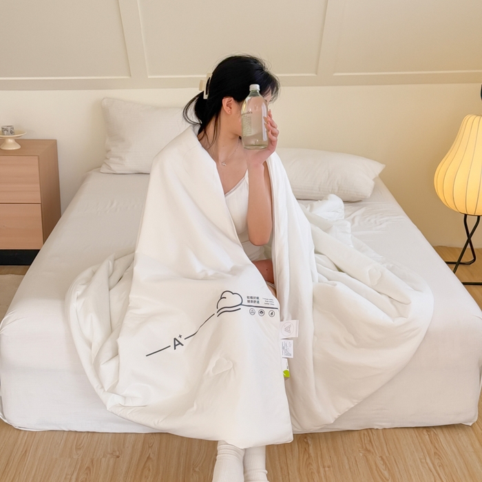 91家纺网 家纺一手货源 找家纺 大彩家居 2025新款A类针织四季被-场景二 米白色