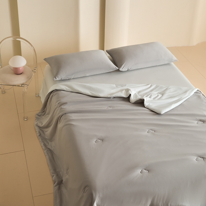 91家纺网 家纺一手货源 找家纺 大彩家居 2025新款A类针织四季被-场景一 香草灰