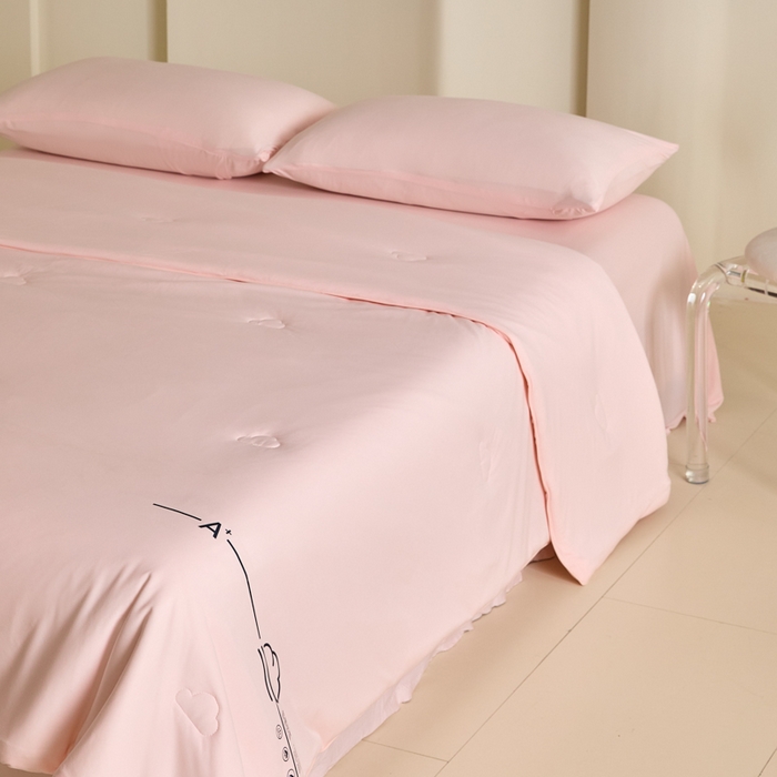 91家纺网 家纺一手货源 找家纺 大彩家居 2025新款A类针织四季被-场景一 樱花粉