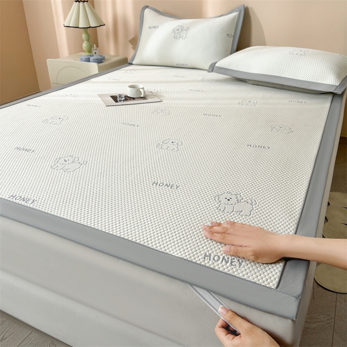 91家纺网 家纺一手货源 找家纺 雯豆家纺 2025新款PE高分子凉感提花凉席三件套绑带款席子平铺席 琪琪小狗-绑带款