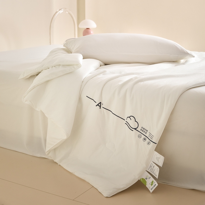 91家纺网 家纺一手货源 找家纺 大彩家居 2025新款A类针织四季被-场景一 米白色