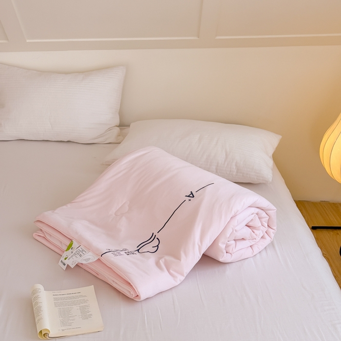 91家纺网 家纺一手货源 找家纺 大彩家居 2025新款A类针织四季被-场景二 樱花粉