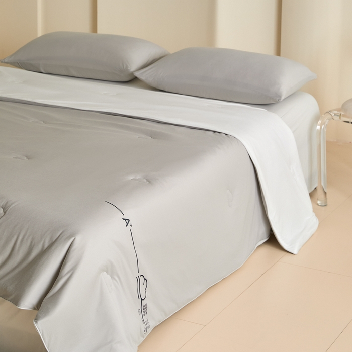 91家纺网 家纺一手货源 找家纺 大彩家居 2025新款A类针织四季被-场景一 香草灰