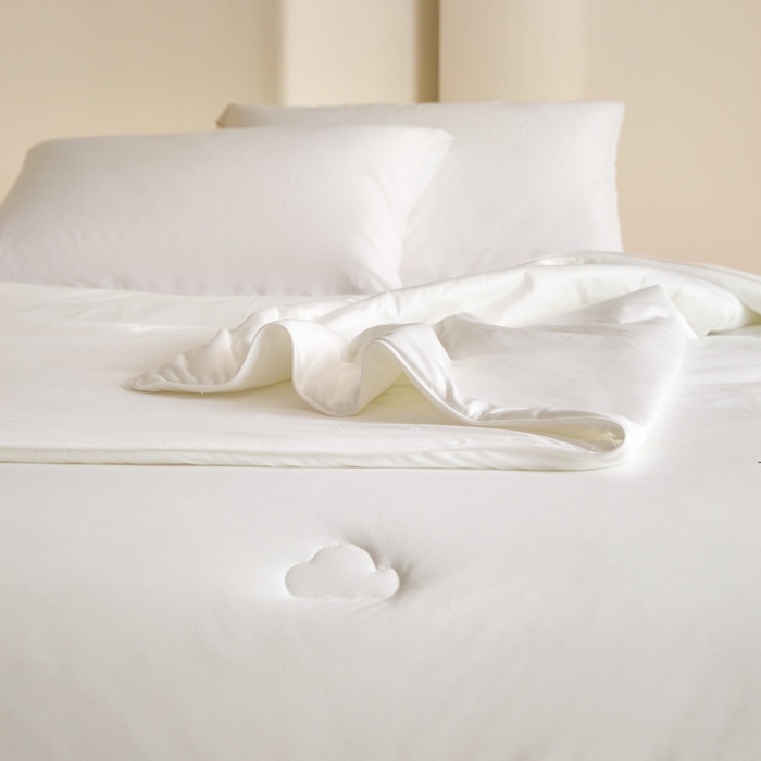 91家纺网 家纺一手货源 找家纺 大彩家居 2025新款A类针织四季被-场景一 米白色