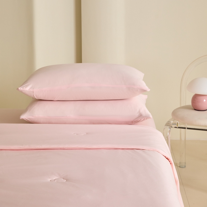 91家纺网 家纺一手货源 找家纺 大彩家居 2025新款A类针织四季被-场景一 樱花粉