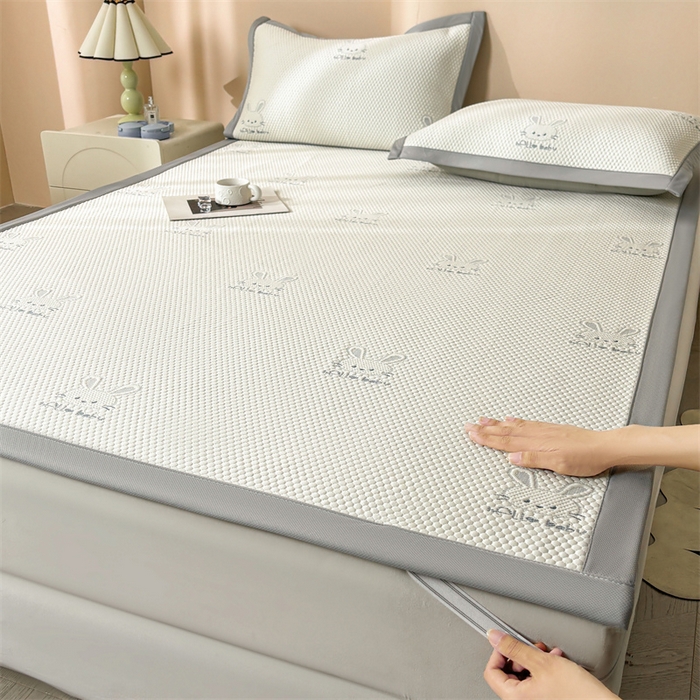 91家纺网 家纺一手货源 找家纺 雯豆家纺 2025新款PE高分子凉感提花凉席三件套绑带款席子平铺席 吉祥兔-绑带款