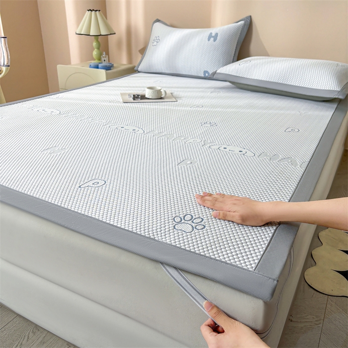 91家纺网 家纺一手货源 找家纺 雯豆家纺 2025新款PE高分子凉感提花凉席三件套绑带款席子平铺席 大耳朵朵-绑带款