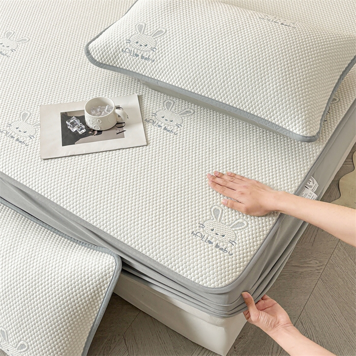 91家纺网 家纺一手货源 找家纺 雯豆家纺 2025新款PE凉感提花冰丝床笠三件套全包中分子床罩床垫保护套 吉祥兔-床笠款