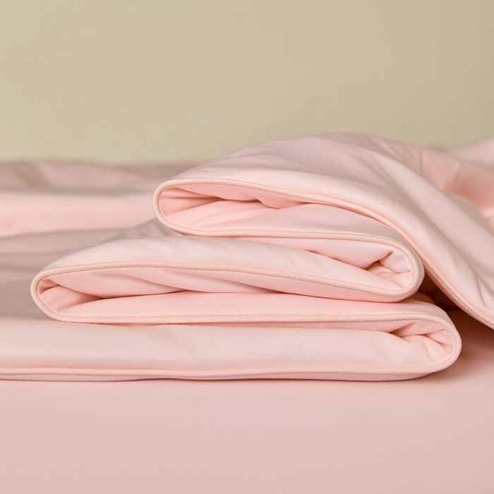 91家纺网 家纺一手货源 找家纺 大彩家居 2025新款A类针织四季被-场景一 樱花粉