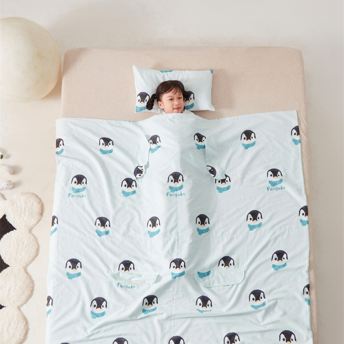 91家纺网 家纺一手货源 找家纺 艾佳宝贝 2025A类全棉纱布护肚防踢睡袋多功能盖毯宝宝夏被 乖萌小企鹅