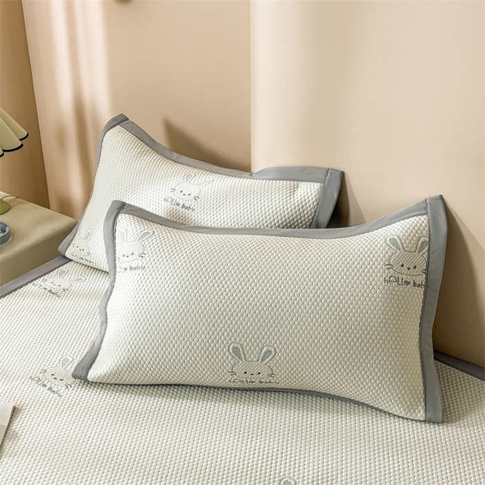 91家纺网 家纺一手货源 找家纺 雯豆家纺 2025新款PE高分子凉感提花凉席三件套绑带款席子平铺席 吉祥兔-绑带款