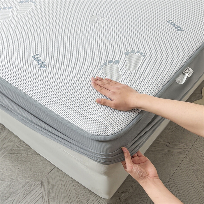 91家纺网 家纺一手货源 找家纺 雯豆家纺 2025新款PE凉感提花冰丝床笠三件套全包中分子床罩床垫保护套 小脚印-床笠款