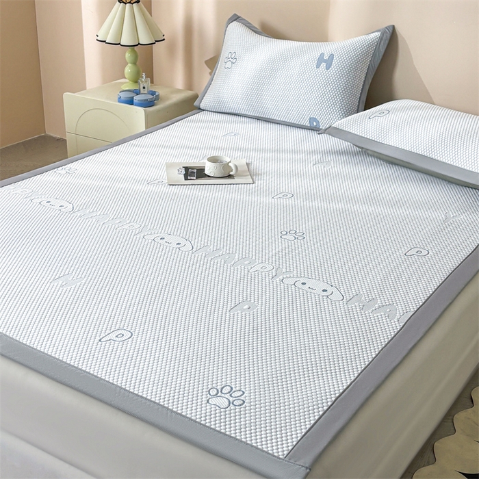 91家纺网 家纺一手货源 找家纺 雯豆家纺 2025新款PE高分子凉感提花凉席三件套绑带款席子平铺席 大耳朵朵-绑带款