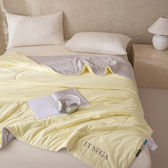 91家纺网 家纺一手货源 找家纺 茧羽世家 2025新款沁柔双镜抗菌系列夏被夏凉被空调被 柠檬黄拼灰