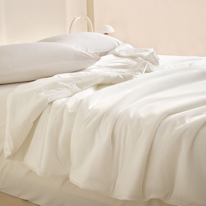 91家纺网 家纺一手货源 找家纺 大彩家居 2025新款A类针织四季被-场景一 米白色