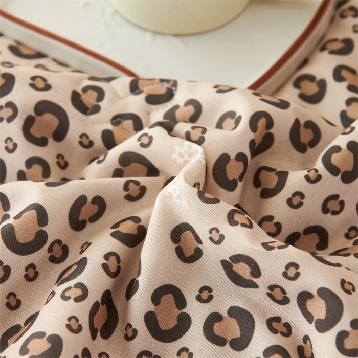 91家纺网 家纺一手货源 找家纺 瑞米家居 2025新款A类全棉双层纱印花夏被 豹蝶纹-咖