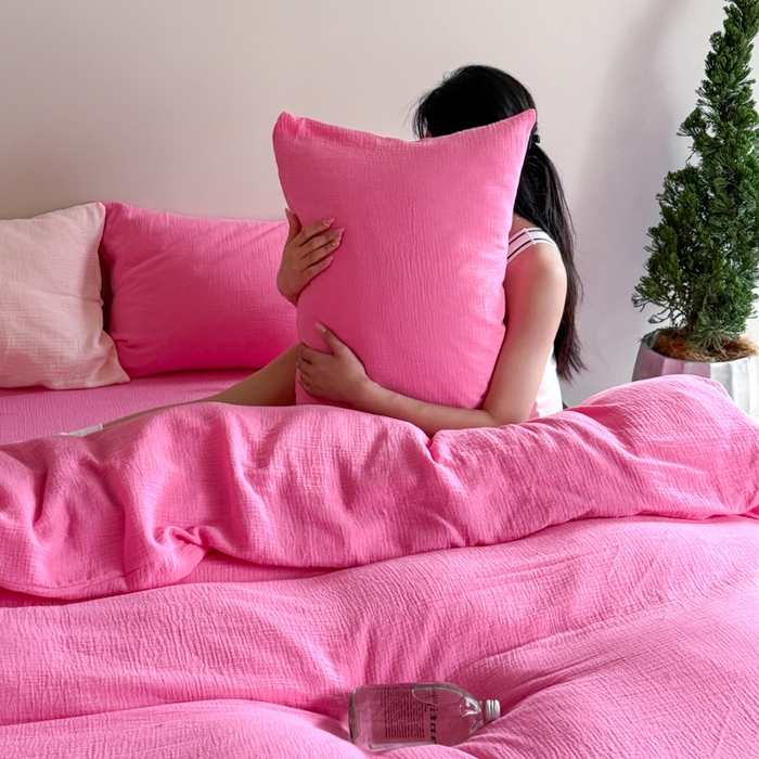 91家纺网 家纺一手货源 找家纺 山舍家居 2025新款皱皱双层纱纯色四件套 春日玫红