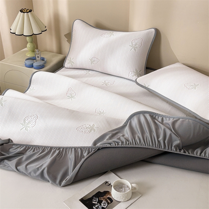 91家纺网 家纺一手货源 找家纺 雯豆家纺 2025新款PE凉感提花冰丝床笠三件套全包中分子床罩床垫保护套 草莓甜心-床笠款