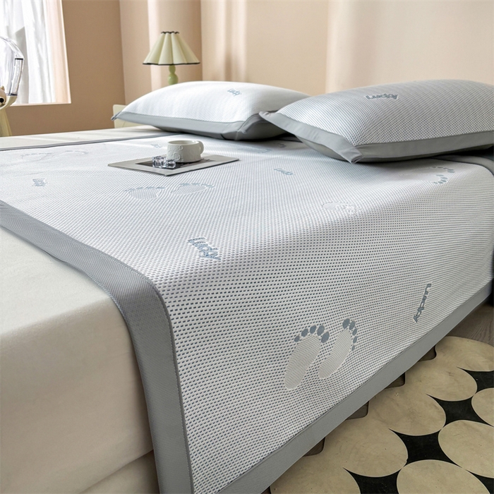 91家纺网 家纺一手货源 找家纺 雯豆家纺 2025新款PE高分子凉感提花凉席三件套绑带款席子平铺席 小脚印-绑带款